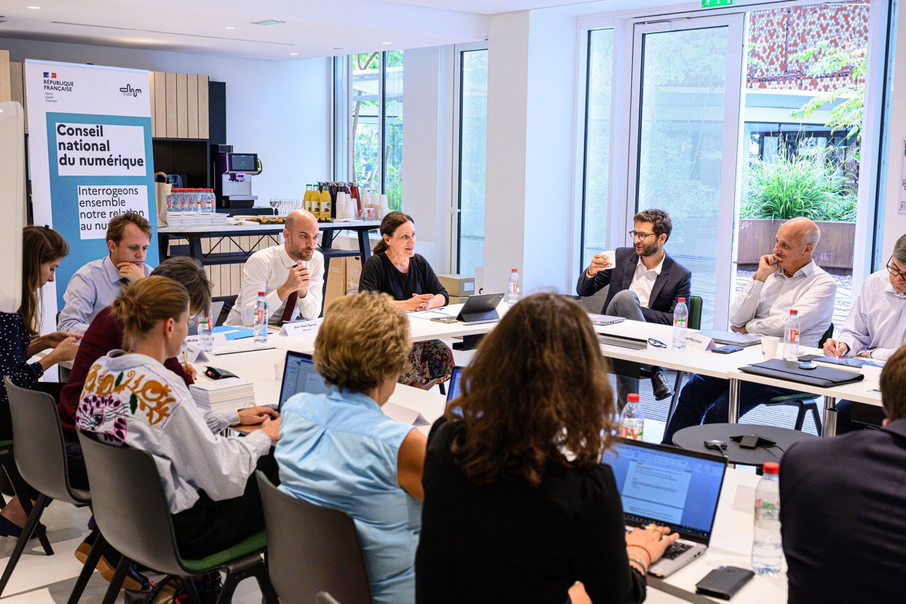 Photo de la plénière du Conseil national du numérique en présence du ministre Jean-Noël Barrot