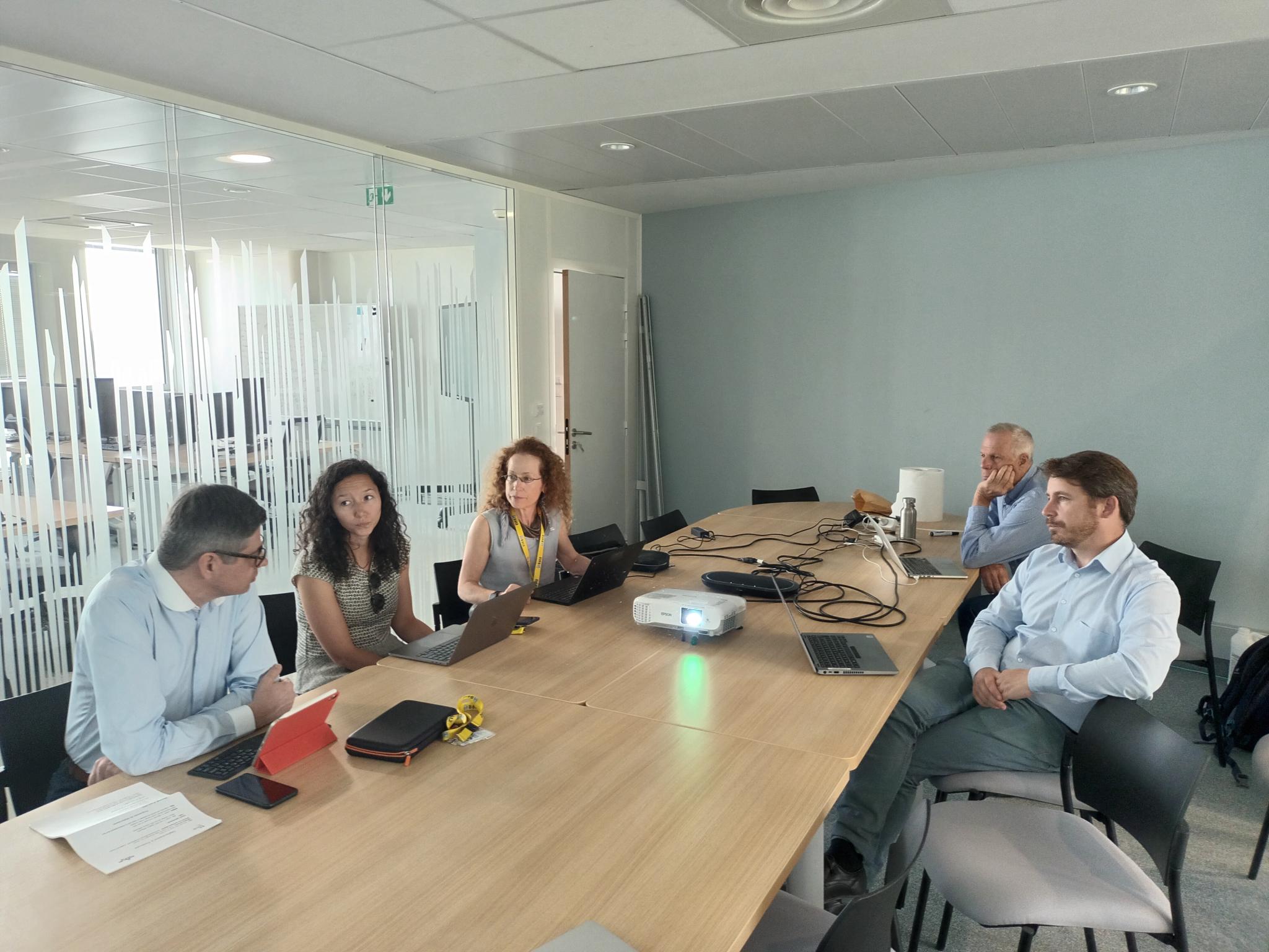 Les membres de la délégation en réunion avec les équipes de ANITI