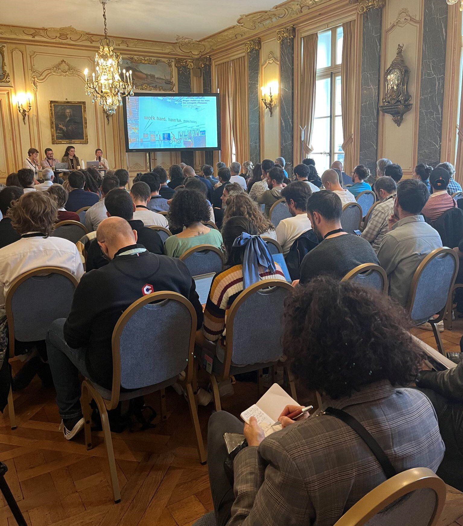 NEC 2023 - photo des intervenants prise depuis le public lors de la masterclass sur l'intelligence artificielle au travail