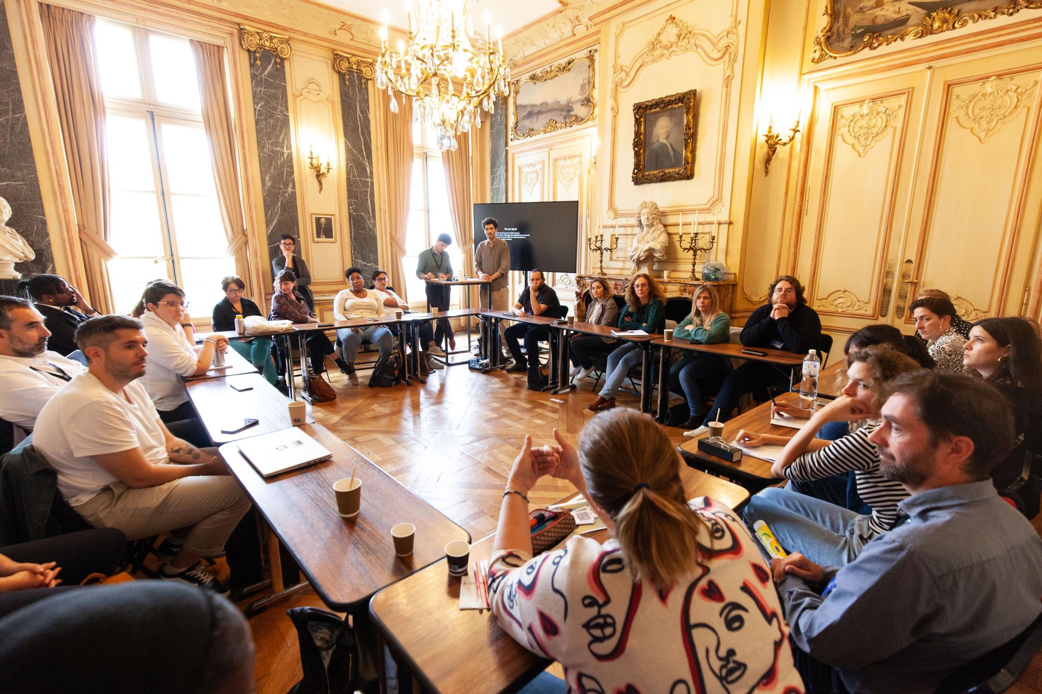 NEC 2023 - photo prise depuis le public de l'atelier sur la place et la gestion des émotions dans les métiers de la médiation numérique