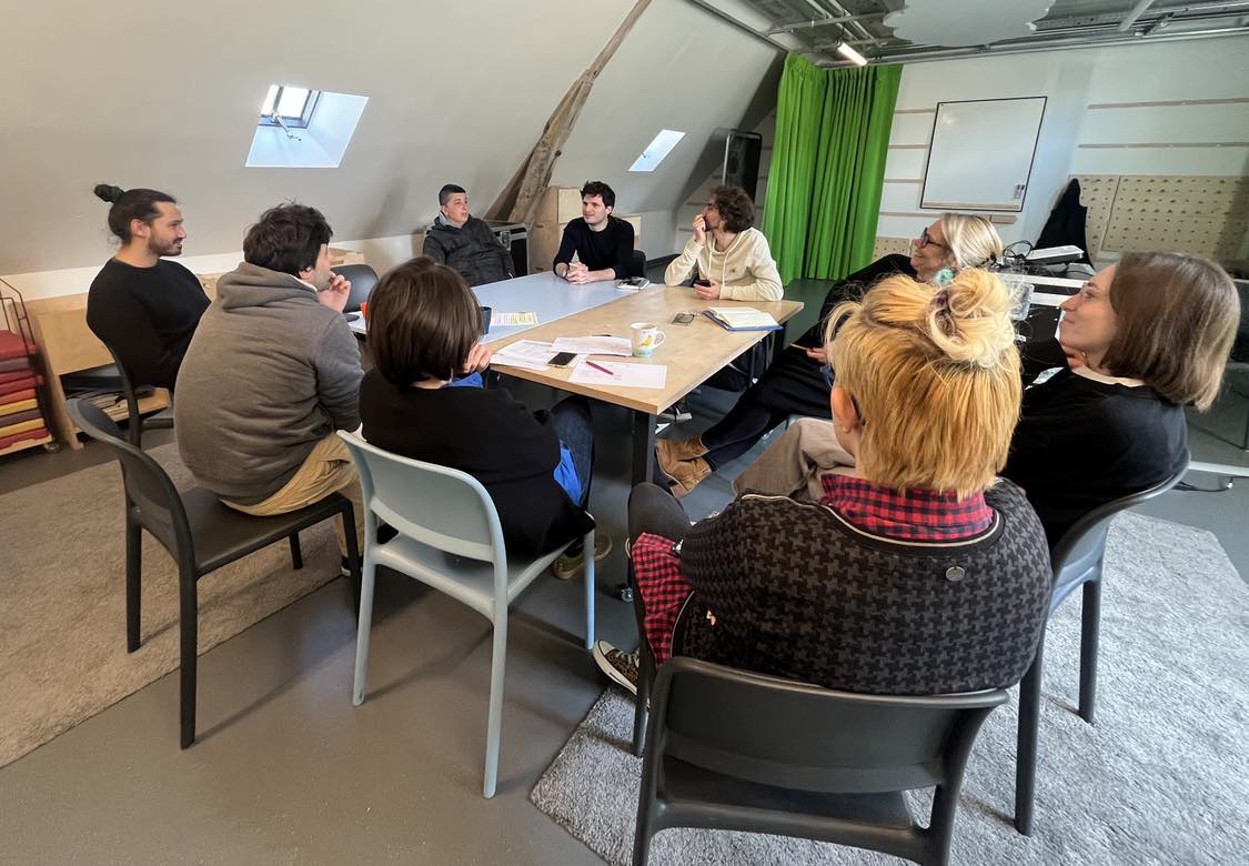 Plusieurs participants échangent autour d'une table