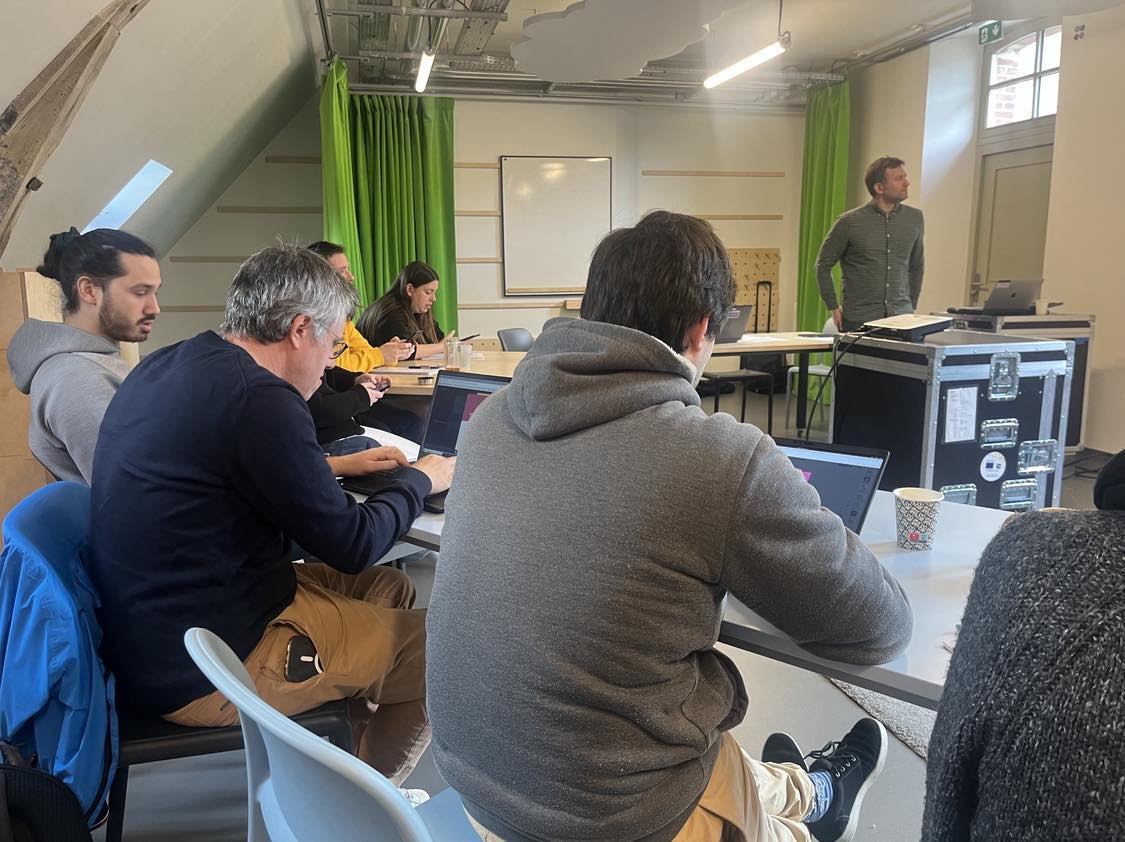 Des participants à un atelier, sur leurs ordinateurs