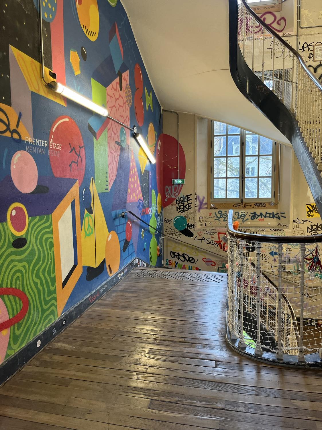 L'escalier conduisant à l'édulab pasteur, décorré d'une fresque