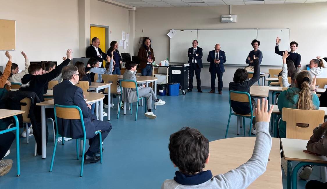 Visuel itinéraires numériques dans le Lot (photo à la Cité scolaire de Gourdon)